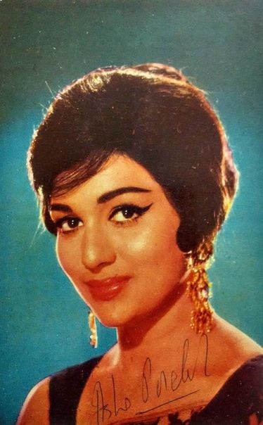 60s Bollywood Fashion, Retro Bollywood Fashion, Asha Parekh, Juhi Chawla, Bollywood Pictures, Retro Bollywood, Bollywood Posters, Bollywood Cinema, Aamir Khan