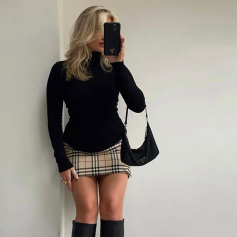 Black Turtleneck Outfit Aesthetic, Aesthetic Skirt Outfits, Turtleneck Outfit Aesthetic, Ny Fits, Sophie Murray, Long Boots Outfit, Styling Turtlenecks, Black Turtleneck Outfit, 6th Form Outfits