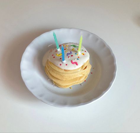 #pancakes #birthday #birthdaypancakes #food #foodporn #breakfast #breakfastideas #candles #sprinkles #hirly #cute #aesthetic Birthday Pancakes Aesthetic, Pancakes Birthday, Pancakes Aesthetic, Birthday Pancakes, Foodporn Breakfast, Cute Aesthetic, Pretty Food, Birthday Candles, Sprinkles