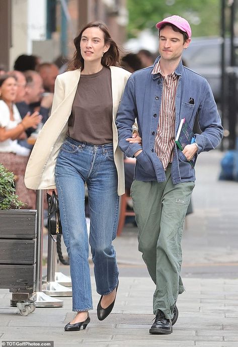 Alexa Chung Street Style 2023, Alexa Chung Style Winter, Alexa Chang, Alexa Chung Street Style, Daily Alexa Chung, Tom Sturridge, London 2023, Blazer Street Style, Alexa Chung Style