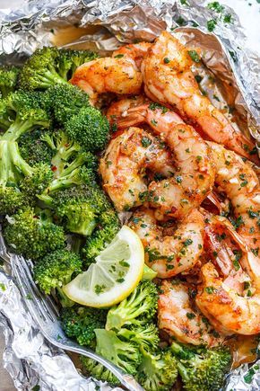 Shrimp and Broccoli Foil Packs with Garlic Lemon Butter Sauce - #shrimp #broccoli #lowcarb #eatwell101 #recipe - Whip up a super tasty meal in under 30 minutes! - #recipe by #eatwell101 Shrimp And Broccoli Foil Packs, Ayam Mentega, Garlic Lemon Butter Sauce, Easy Baked Shrimp, Shrimp Broccoli, Murgh Makhani, Foil Pack Meals, Foil Packs, Shrimp And Broccoli