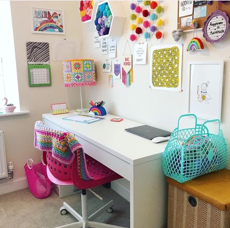 Crochet Workspace, Office Creative Space, Colourful Office, Office Creative, Pixel Crochet, Office Colors, Craft Rooms, Wool Crafts, Crochet Baby Hats