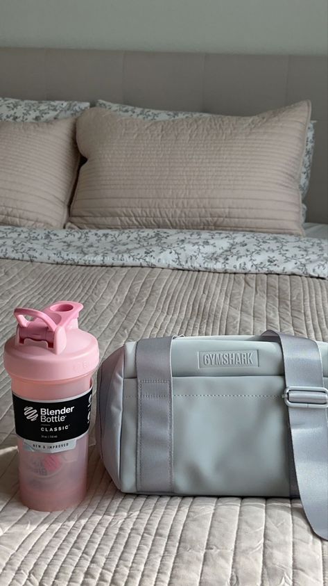 Pink Gym Bag Aesthetic, Gym Shark Bag, Gym Essentials Woman, Gym Bag Aesthetic, Everyday Bag Essentials, Gym Bag Essentials, Inside My Bag, Gym Aesthetic, Fitness Wear Outfits