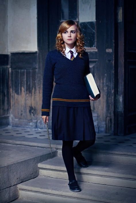 11 Harry Potter Costumes to Honor J.K. Rowlings Latest Story via Brit + Co Rock Halloween Costumes, Feminist Costume, Mary Poppins Kostüm, Feminist Halloween Costumes, Fairytale Cosplay, Hermione Cosplay, Hermione Granger Cosplay, Hermione Costume, Work Appropriate Halloween Costumes