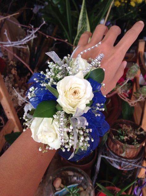 Prom Corsage Ideas, Gold Corsage, Prom Flowers Corsage, Blue Corsage, Corsage Ideas, White Corsage, Homecoming Flowers, Wrist Corsage Prom, Prom Corsage And Boutonniere