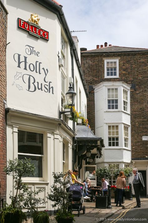 Things to do in London's Hampstead. The Holly Bush is one of the city's best historic pubs. 4 Days In London, Best Places In London, Hampstead Village, Holly Bush, Hampstead London, London Itinerary, London Living, Hampstead Heath, British Pub