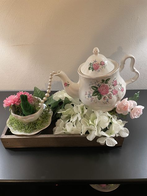 Tea Set Centerpiece, Pot Flower Arrangements, Tea Party Centerpiece Ideas, Tea Party Decor Ideas, Love Shack Fancy Party, Tea Pot Decor, Tea Cup Diy, Afternoon Tea Decorations, Party Centerpiece Ideas