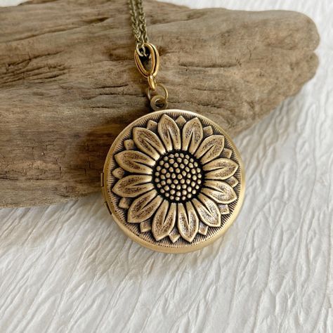 Locket pendant necklace