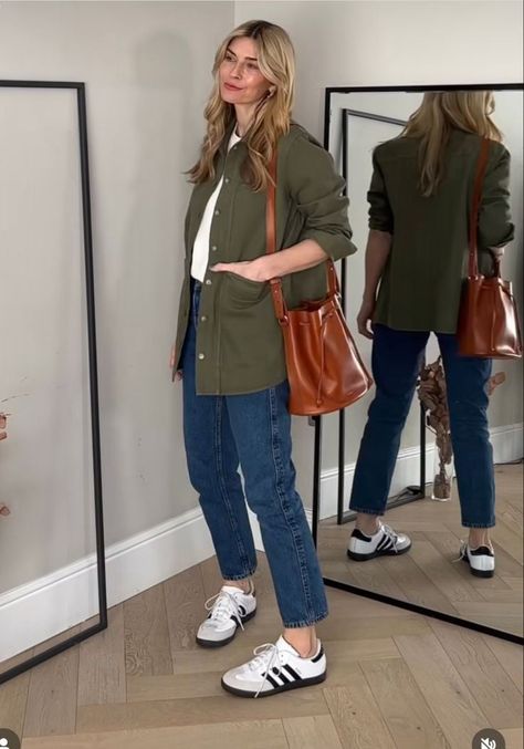 Classic Casual Work Outfits, Casual Leisure Outfits, Khaki Parka Outfit, Sobrecamisa Mujer Outfit, Late Spring Outfits, Samba Outfits, Looks Adidas, Samba Adidas, Adidas Samba Outfit