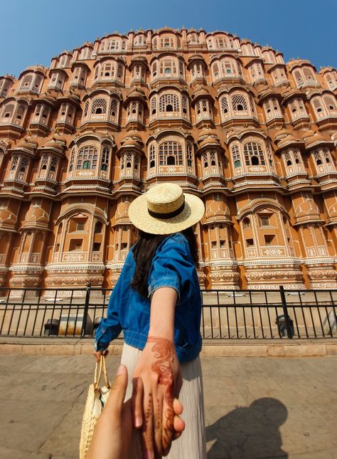 Photoshoot In Jaisalmer, Jaipur Travel Photography, Jaipur Couple Aesthetic, Couple Poses In Rajasthan, Jaipur Photography Poses Couple, Jaipur Travel Outfits Ideas Women, Hawamahal Jaipur Photography, Rajasthan Picture Ideas, Mumbai Photography Poses