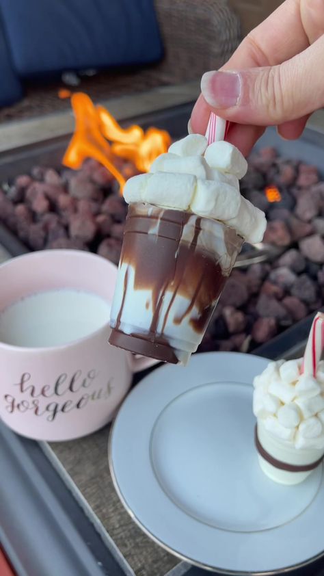 Diy Hot Chocolate Melts, Homemade Hot Chocolate Gift Ideas, Homemade Hot Chocolate Spoons, Hot Chocolate Cups Diy, Hot Chocolate Bombshell Diy Video, Hot Cocoa Bombshell Cup Recipe, How To Make Cocoa Bombshell, How To Make Chocolate Bombshell, Diy Hot Chocolate Bombshell