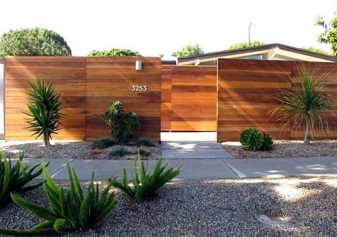 The wooden fence was once the only kind of fence that was used in the past, but now there are so many options and materials, so the wooden fence is just Modern Fence Panels, Modern Wood Fence, Pagar Modern, Mid Century Exterior, Modern Fence Design, Front Fence, Horizontal Fence, Front Yard Fence, Fence Landscaping