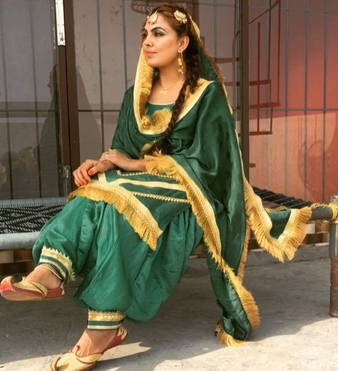 Pinterest: @pawank90 Gidha Suits Design, Gidha Suits, Old Style Punjabi Suits, Punjabi Gidha Suits, Punjabi Patiyala Suits, Yellow Punjabi Suit Patiala Salwar, Panjabi Patiyala, Patiyala Salwar Punjabi, Punjabi Dress Design