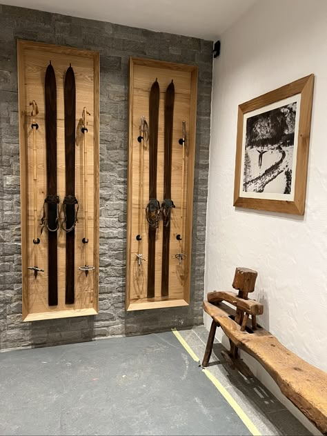 Ski Cottage Interior Design, Vintage Skis On Wall, Skis On Wall Decor, Ski Chalet Interior Design, Alpine Interior, Ski Lodge Interior, Ski Chalet Decor, Ski Chalet Interior, Ski Lodge Style