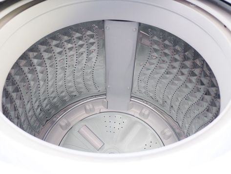 A top-load washer can trap detergent residue, body soil, and lint in the dispensers, drum, and filter. Learn how to clean a top-load washing machine. White Washing Machine, Domestic Science, Commercial Washing Machine, Laundry Folding, Washer Drum, Clean Washer, White Washing, Cleaning Diy, Washer Cleaner