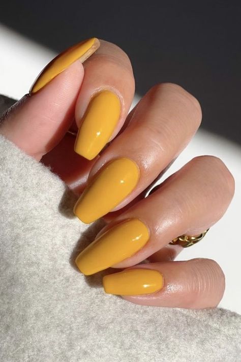 Mustard Yellow Nails, Autumnal Nails, Christmas Nail Colors, Red Nail Art Designs, Yellow Nails Design, Yellow Nail, Autumn Nail, Cute Christmas Nails, Nails 2022