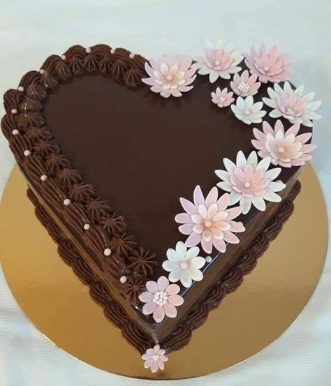 Cake lovers ❤ | Facebook Heart Shape Chocolate Cake Designs, Heart Shaped Birthday Cake, Fruit Cake Design, Royal Icing Cakes, Chocolate Cake Designs, Cake Decorating Icing, Unique Birthday Cakes, Cake Decorating For Beginners, Cake Decorating Piping