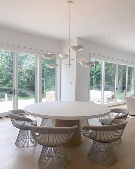 Chandelier Breakfast Nook, Blueprint Lighting, Round Kitchen Table, Famous Houses, Interior Design Dining Room, Dining Room Interiors, Hamptons House, Kitchen Nook, Minimalism Interior