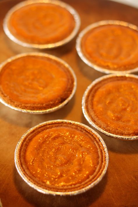 Pumpkin Pies Pumpkin Pie Crust Recipe, Graham Pie, Pumpkin Pie Crust, Pumpkin Pie Bars Recipe, Graham Cracker Crust Recipe, Mini Pie Crust, Pumpkin Pie Recipe Easy, Healthy Pumpkin Pies, Pie Bar Recipes