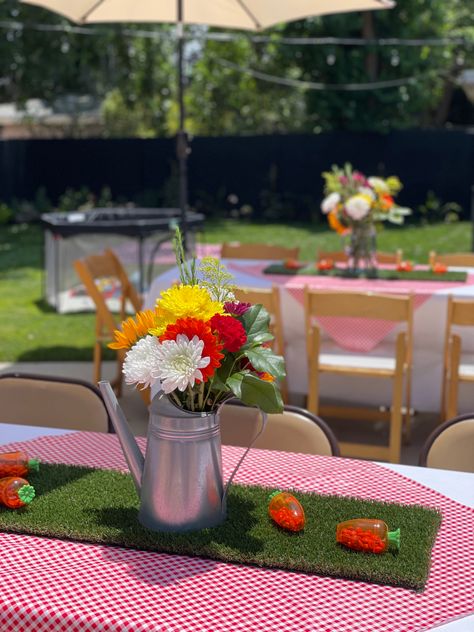 Center piece farm party Barnyard Centerpieces Farm Theme, Farm Centerpieces Birthday, 1st Birthday Farm Theme, Birthday Farm Theme, Barnyard Bash, Simple Centerpieces, Farm Market, Farm Party, Farm Birthday