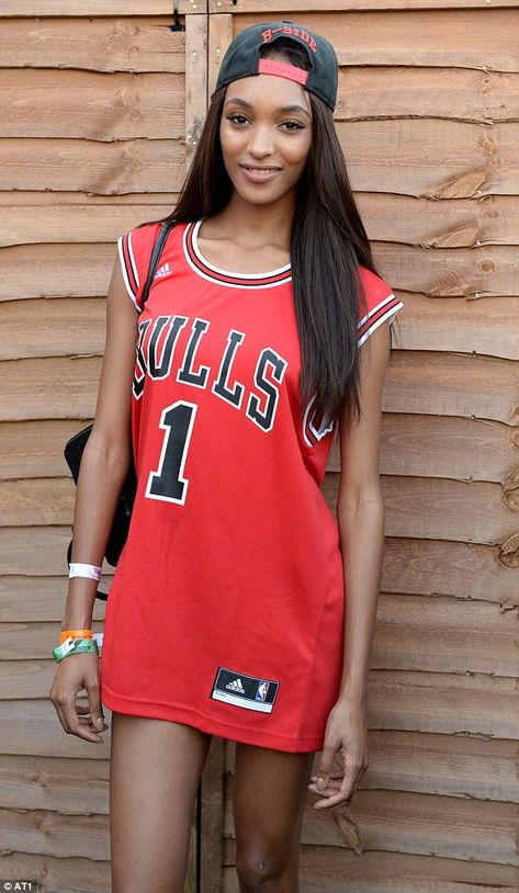 Jourdan Dunn married sexy and sporty donning a Bulls shirt and nothing else Nba Jersey Dress, Nba Jersey Outfit, Sports Jersey Outfit, Jersey Dress Outfit, Basketball Jersey Outfit, Jersey Outfits, Girl Basketball, Black Chicago, Bulls Shirt