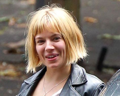 Sienna Miller Short Hair, Sienna Miller Bob, Celebrity Short Haircuts, Celebrity Bobs Hairstyles, Celebrity Bobs, New Hair Do, Honey Blonde Hair, Cut Her Hair, Short Fringe