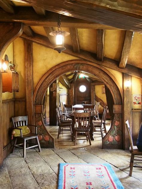 Hobbiton Casa Do Hobbit, Casa Dos Hobbits, Hufflepuff Common Room, Trendy Dining Room, Casa Hobbit, Earth Sheltered, Underground Homes, Hobbit Hole, Tanah Liat