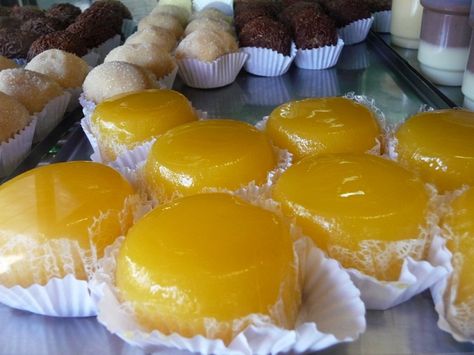 Quindim (keen-deem) is a type coconut flan. It is one of Brazil's most popular desserts and usually served at bridal or wedding showers, birthday parties, holidays, and of course, bakeries. It is very yellow due to the high quantity of egg yolks... Coconut Flan, Brazilian Desserts, International Desserts, Most Popular Desserts, Flan Recipe, Dessert Simple, Sweet Party, Popular Desserts, Wedding Showers