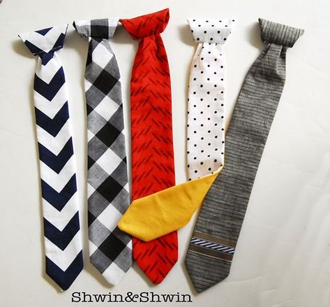 I really hope I am not the only mom who decides at the last min that your son just absolutely NEEDS a tie to complete his outfit. You know before church, or a school christmas pageant, or a special s Tie Patterns Diy, Tie Pattern Free, Tie Tutorial, Make A Tie, Kids Ties, Christmas Pageant, Boy Sewing, Diy Bebe, Free Pdf Pattern