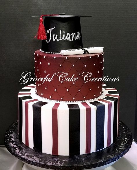 https://flic.kr/p/2g5ZUgu | Burgundy and Black Graduation Cake with Cap and Scroll Burgundy Graduation Cake, Maroon Graduation Party, Red And Black Graduation Cake, High School Graduation Cakes, Black Cupcakes, Black And Gold Cake, Graduation Party Diy, Graduation Party Planning, Gold Cake