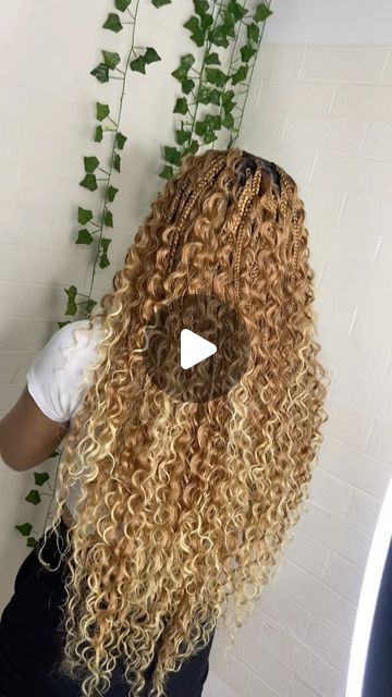 Braid Styles Blonde Hair, Boho Braids Mixed Color, Boho Braids Styling Ideas, Blonde Hair Braids Black Women, Mixed Blonde Braids, Boho Blonde Braids, Bahamian Braids, Ombré Boho Knotless Braids, How To Style Curly Braids