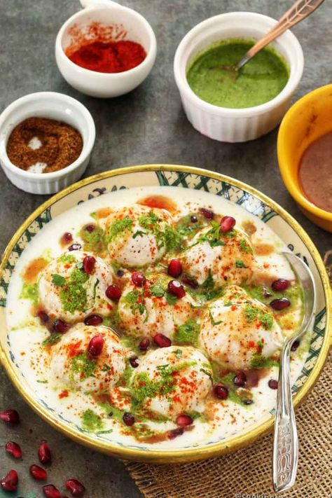 Dahi Bhalla Recipe, Bhalla Recipe, Dahi Vada Recipe, Indian Chaat, Dahi Bhalla, Indian Fast Food, Dahi Vada, Lentil Fritters, Indian Food Photography