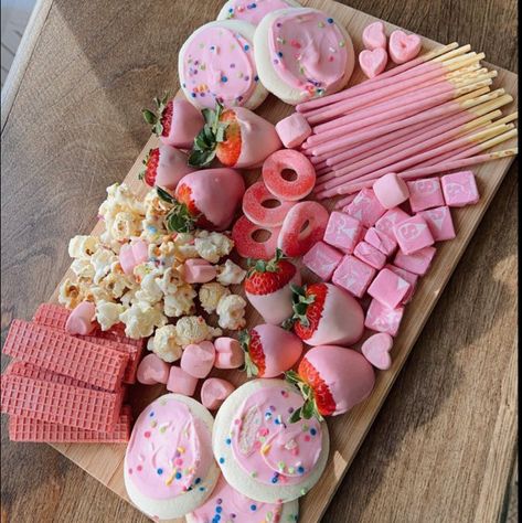 Girls Night Charcuterie Board, حفل توديع العزوبية, Pink Snacks, Lady Decluttered, Kreative Snacks, Charcuterie Board Ideas, Pink Birthday Party, Sleepover Food, Pink Foods