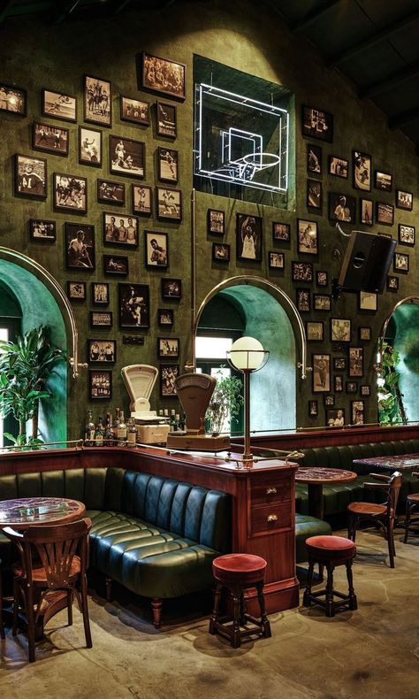 Irish Pub Interior, Irish Pub Design, Sport Bar Design, Sports Bar Decor, Pub Interior Design, Bar Lounge Design, Restaurant Vintage, Irish Bar, Pub Interior