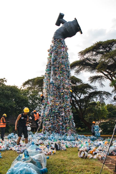 Waste Sculpture, Animals On Land, Environmental Crisis, Environmental Sculpture, Waste Art, Eco Art, Design Tech, Recycled Art Projects, Trend Forecast