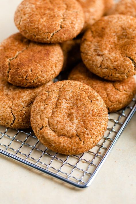 Almond Flour Snickerdoodles Healthy Snickerdoodle Cookies, Gluten Free Snickerdoodle Cookies, Chocolate Avocado Brownies, Snickerdoodles Recipe, Cookies Sans Gluten, Gluten Free Snickerdoodles, Eating Bird Food, Flourless Cookies, Biscuits Diététiques