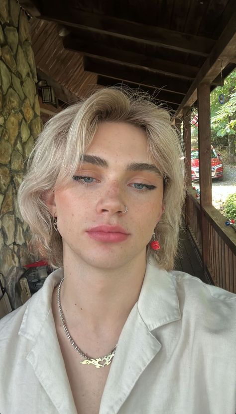 Cameron Hill Aesthetic, William Core, Men Wearing Makeup, Blonde Boy Aesthetic, Gender Fluid Fashion, Shot Hair Styles, Blonde Boys, Blonde Guys, Boy Photography