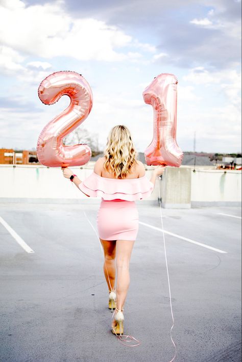 Number Balloon Birthday Pictures, Cute Birthday Photo Shoot Ideas, 21st Birthday Photoshoot With Best Friend, 21st Birthday Photoshoot Drinking, Birthday Pictures With Number Balloons, 16 Birthday Instagram Pictures, Photoshoot Backdrops Birthday, 16 Balloons Photoshoot, Photos With Balloons Birthday