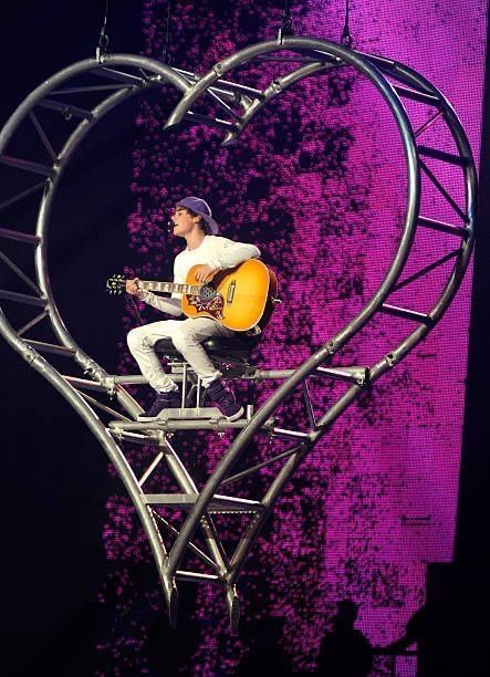 Justin Bieber My World Tour, Justin Bieber Singing, Justin Bieber Lockscreen, Justin Bieber My World, Justin Bieber Concert, Justin Baby, Justin Bieber Posters, Justin Bieber Images, Playing The Guitar