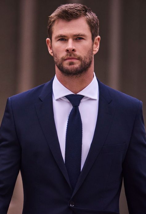 Chris Hemsworth Suit, Hemsworth Brothers, Chris Hemsworth Thor, Actor Studio, Australian Actors, Marvel Thor, Liam Hemsworth, Fashion Suits For Men, Jake Gyllenhaal