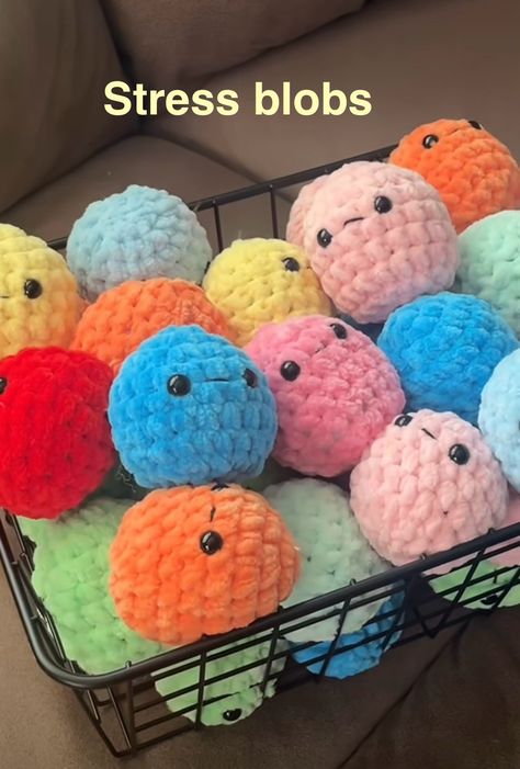 Crochet Squishmallow Clothes, Things To Crochet With One Color, Crochet Things To Sell Ideas, Crochet Stuffies Easy, Cute Crochet Ideas To Sell, Quick Crochet Plushies, Easy Stuff To Crochet, Crochet Ideas Plushies, Things To Crochet Easy