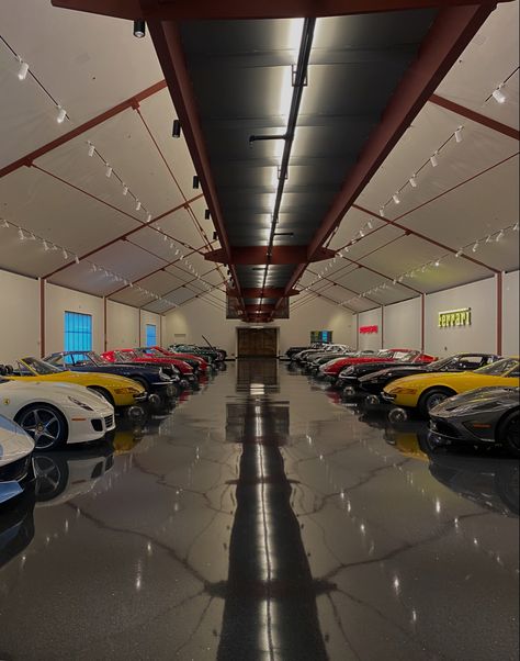 20 Car Garage, 7 Car Garage, Cool Car Garage Ideas, Garage Luxury, 10 Car Garage, Garage With Cars, Cars Garage, Big Car Garage, Garage Car