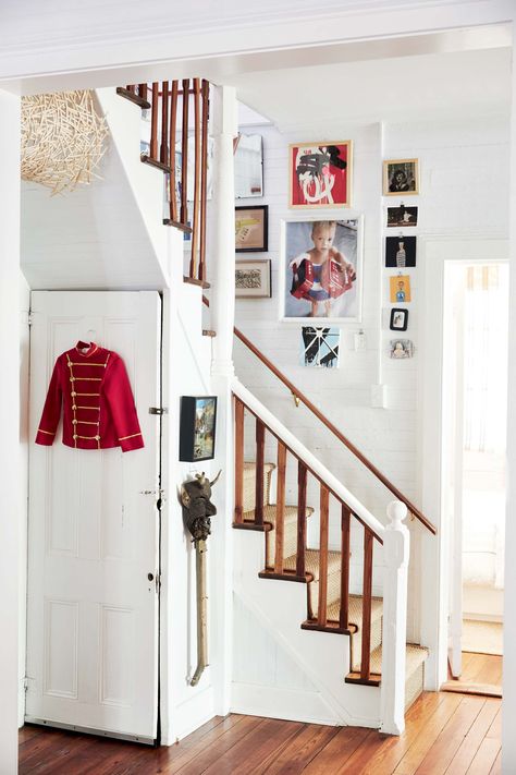 Inside an Artful Coastal Cottage – Garden & Gun Beach House Staircase, South Carolina Beach House, Carolina Beach House, Cottage Stairs, Farmhouse Staircase, South Carolina Beach, Stairs Hallway, Michigan Cottage, Apartment Vibes