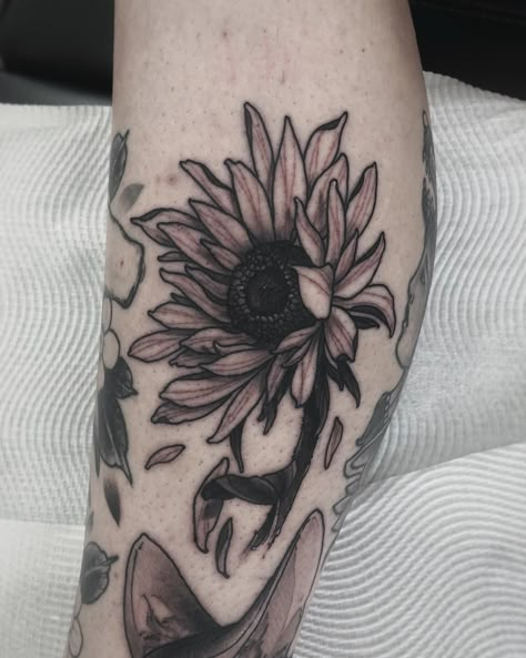 Neo Trad Sunflower, Flower Flash Art, Neotrad Flash, Neo Trad Flowers, Look Tattoo, Flower Flash, Knuckle Tattoo, Biblically Accurate Angel, Neo Traditional Tattoos