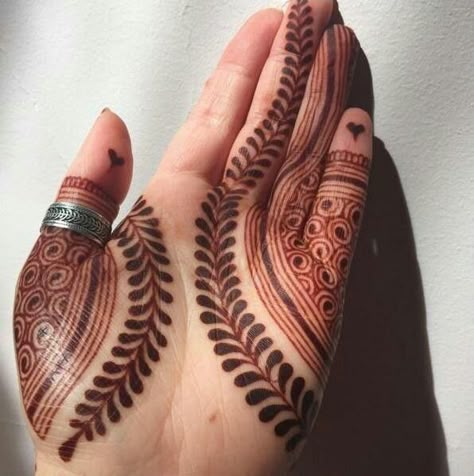 New Mehndi Designs Bridal, Mehndi Art Designs Back Hand, Easy Mehndi Designs For Beginners, Minimal Henna Designs, Easy Simple Mehndi Designs, Simple And Easy Mehndi Designs, Minimal Henna, Simple And Easy Mehndi, Mehndi Design For Beginners