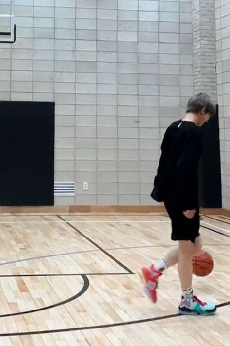 heeseung basketball Heesung Playing Basketball, Kpop Idol Playing Basketball, Heeseung Playing Basketball, Heeseung Basketball, Shoe Basket, Balls Shirt, Bf Material, Lee Heeseung, Playing Basketball