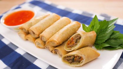 Green Curry Spring Rolls are exactly what it sounds like: crispy spring rolls filled with that familiar flavour of Thai green curry we all love. It’s a great two-bite party appetizer that’s unique and easy to make. #Springrolls #Thai Popular Thai Dishes, Thai Recipes Authentic, Sweet Chili Dipping Sauce, Chili Sauce Recipe, Spring Roll Recipe, Thai Dishes, Green Curry, Sweet Chili Sauce, Sweet Chili