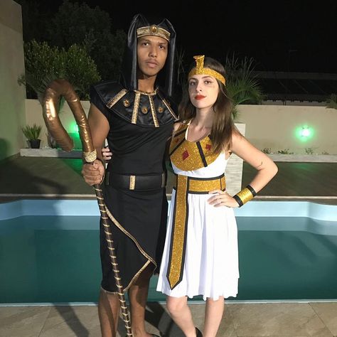 A fantasia de Cleópatra foi feita em casa por e.v.a. Ancient Egypt Crafts Projects, Homecoming Costumes, Egyptian Themed Party, Egypt Costume, Ancient Egypt Crafts, Egypt Crafts, 5th Grade Activities, Egypt Project, Coat Of Many Colors