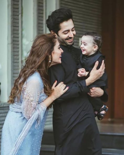 Fam Goals, Baby Photography Poses, Nomi Ansari, Aiza Khan, Photo Stills, Family Photos With Baby, Mom Dad Baby, Kalam Quotes, Latest Bridal Dresses