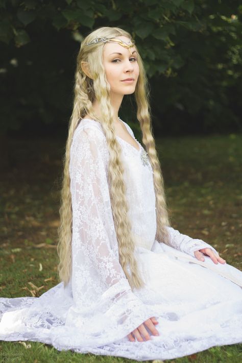 Galadriel Costume, Galadriel Cosplay, Lotr Elves, Halloween Makeup Inspiration, Elf Costume, Model Looks, Fantasy Story, Story Board, Game Costumes